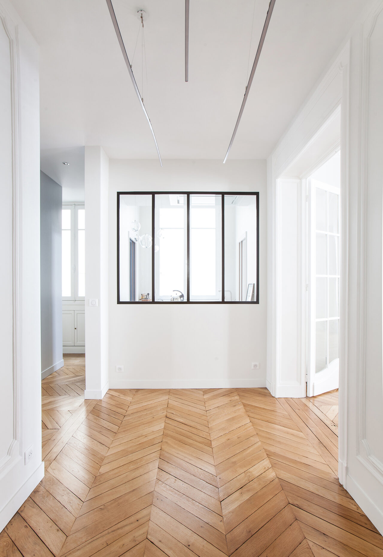 Verrière sur mesure parquet continu dans pièce