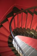 Escalier rouge et métal