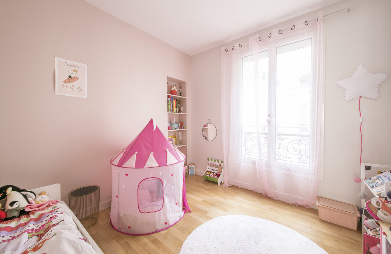 Chambre fille peinture rose parquet chene