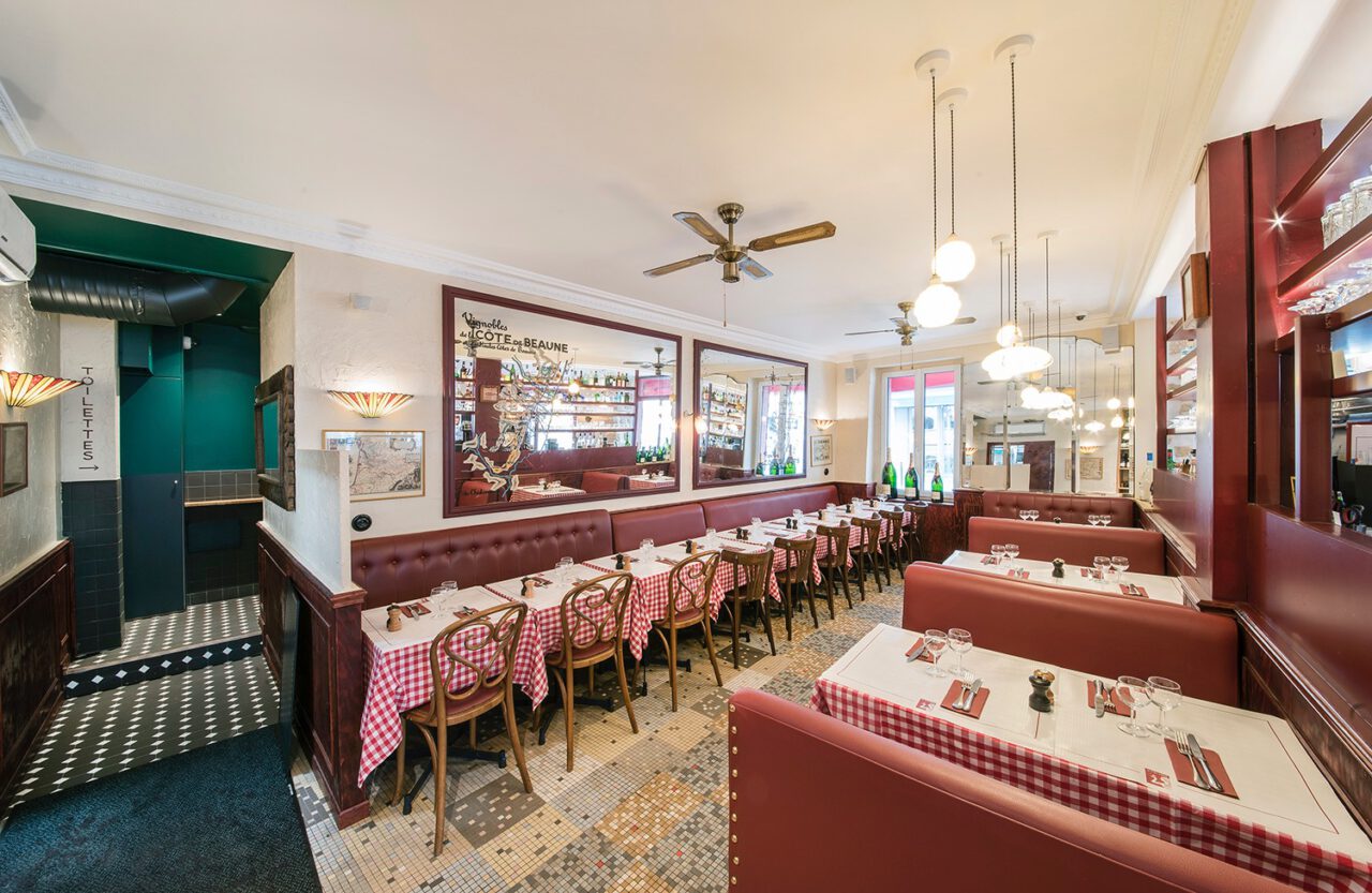 salle de restaurant bistrot banquette rouge