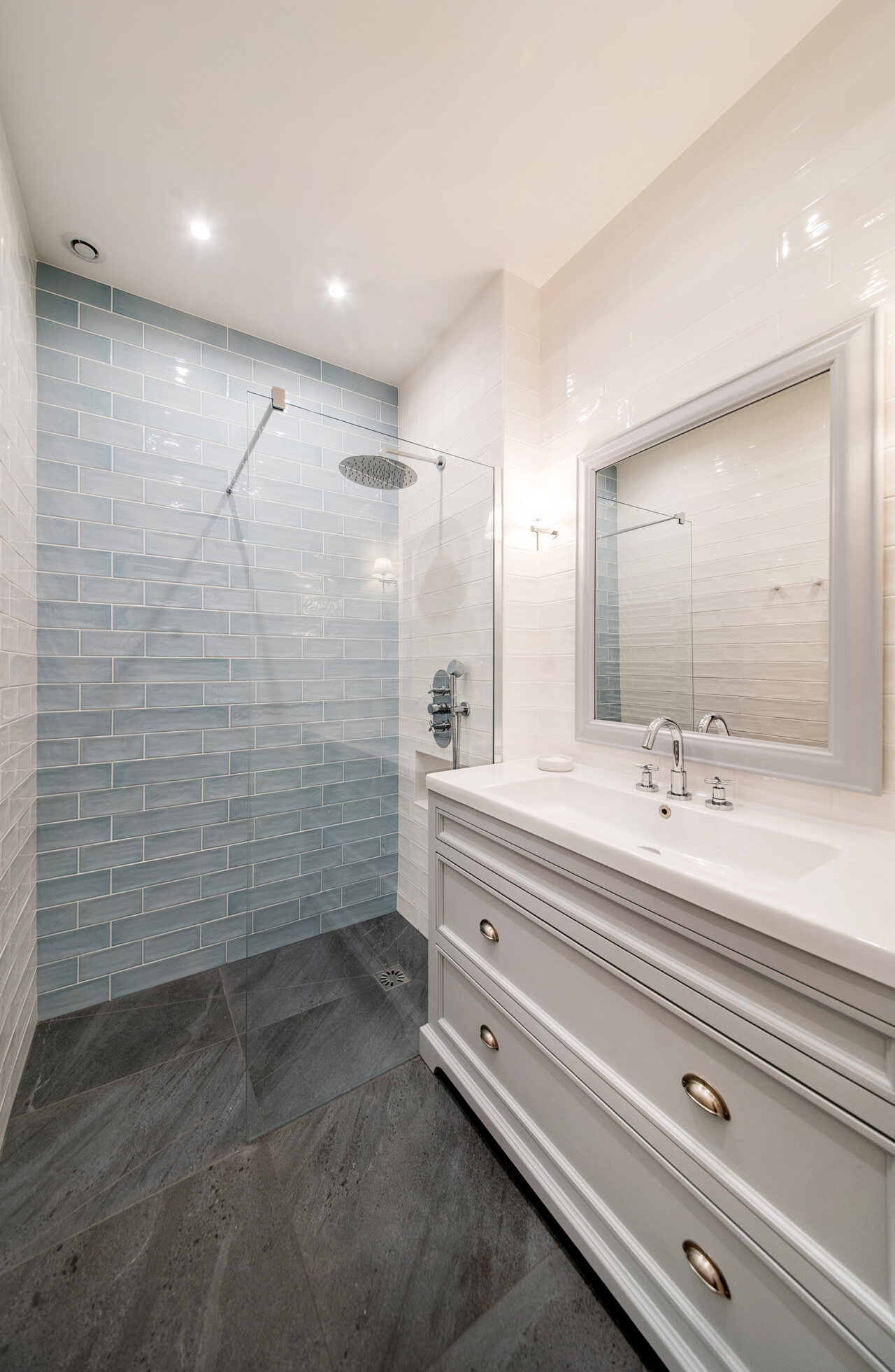 salle de bain sur mesure retro blanc bleu