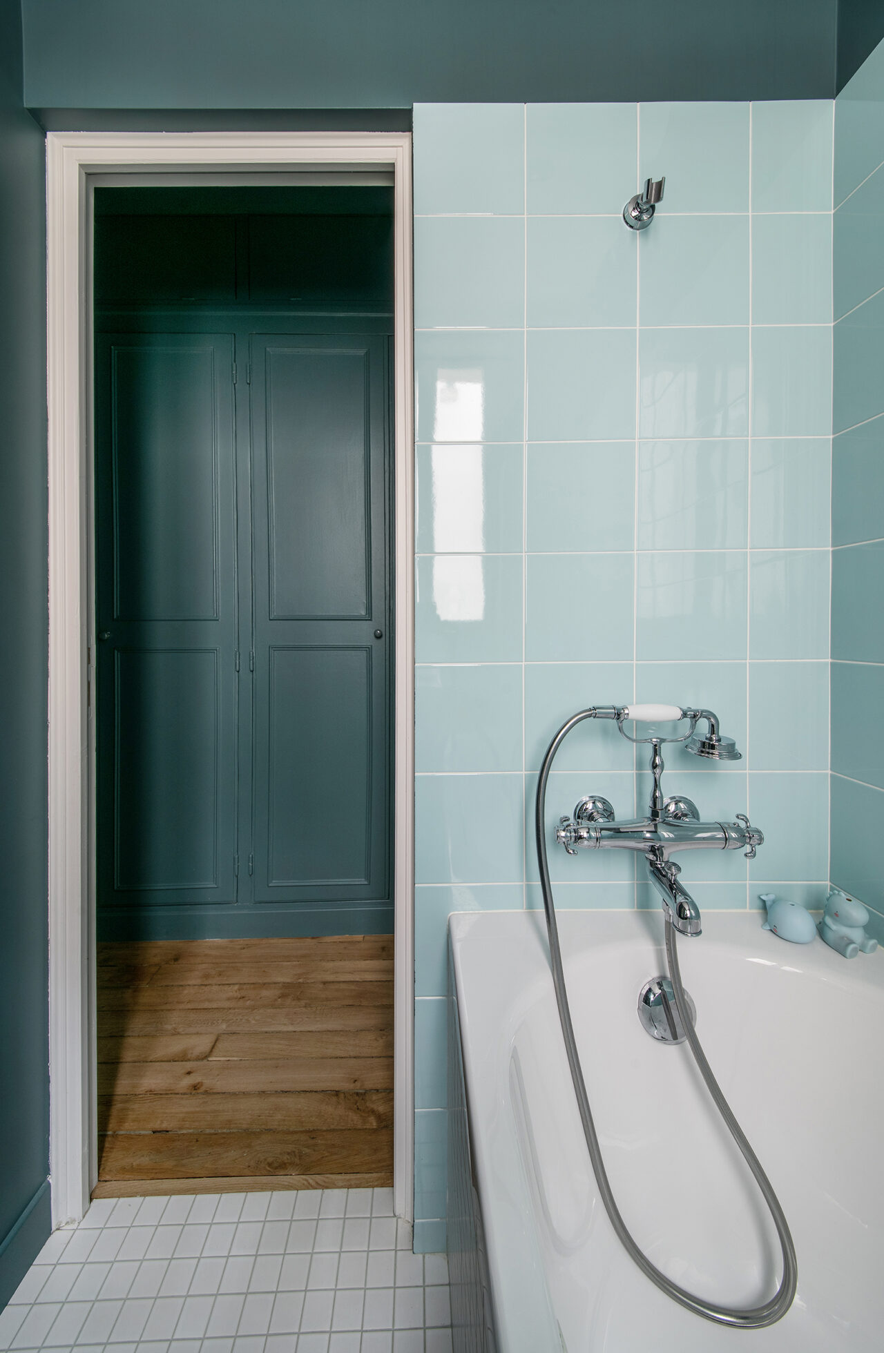 salle de bain bleu sur mesure robinet ancien