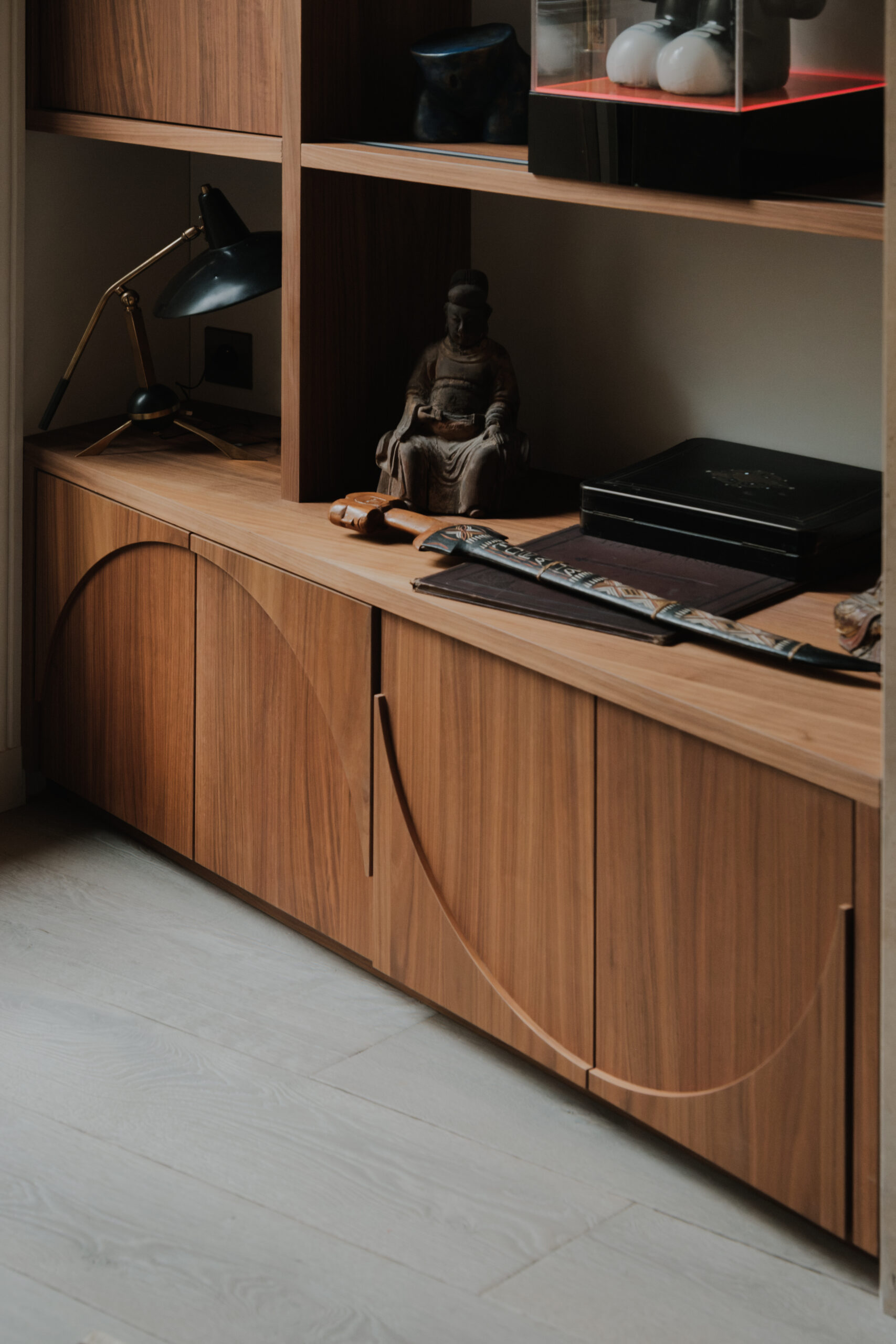 Meuble de rangement sur mesure en bois, aménagement sur mesure, façades géométriques, niches décoratives, design contemporain, finitions élégantes et rangements fonctionnels.